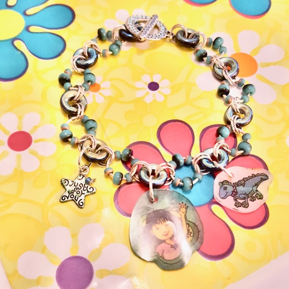 Groovy Girls Shrinkalicious Doll and Pet Lizard Charm Beaded Chain Bracelet - Picture 3 of 7